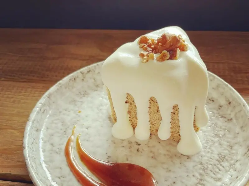 台北新莊│日豐企業社：​​​​​​​被修車廠耽誤的甜點店，入店必吃戚風蛋糕│推薦新莊棒球場旁時尚又兼具復古的下午茶店