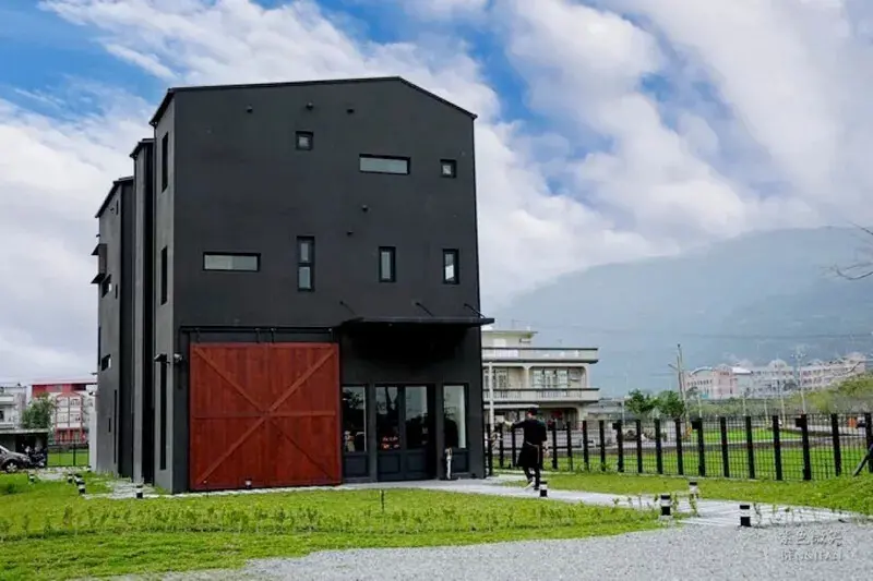 宜蘭縣頭城鎮黑宅咖啡Black House》隱身鄉間黑色外牆獨特與品味兼具的咖啡館
