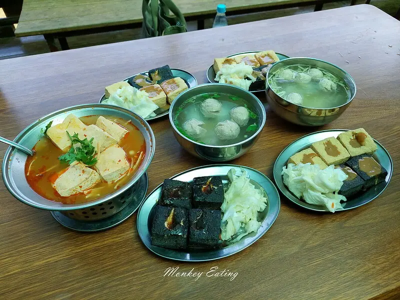 【苗栗泰安】黑皮臭豆腐｜清安豆腐街人氣臭豆腐、麻辣豆腐鍋，葷素皆有。食尚玩家推薦