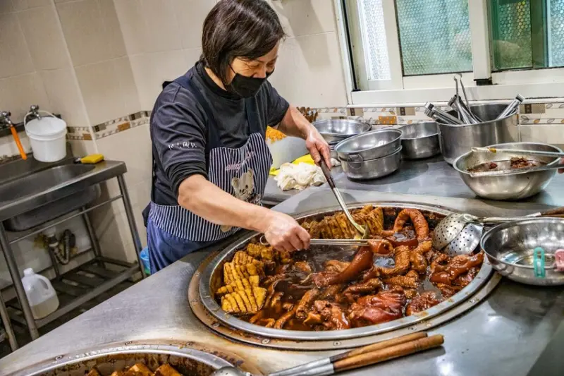 宜蘭縣礁溪鄉三民大飯店｜大家都是衝著這一鍋來！滷香濃郁古早味大鍋滷味
