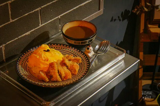 【高雄美食】駁二CP值高、平價文青咖哩蛋包飯│新咖哩