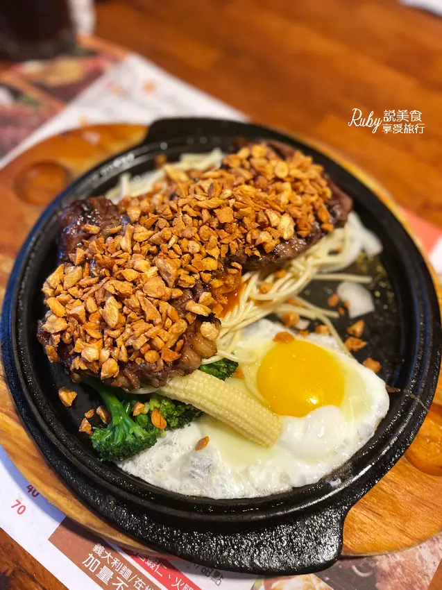 【宜蘭五結美食】來來牛排館，招牌蒜香牛排必點，副餐麵加量不加價老闆不怕你吃，就怕你吃不飽，酥皮濃湯、沙拉、甜點還有古早味紅茶喝到飽