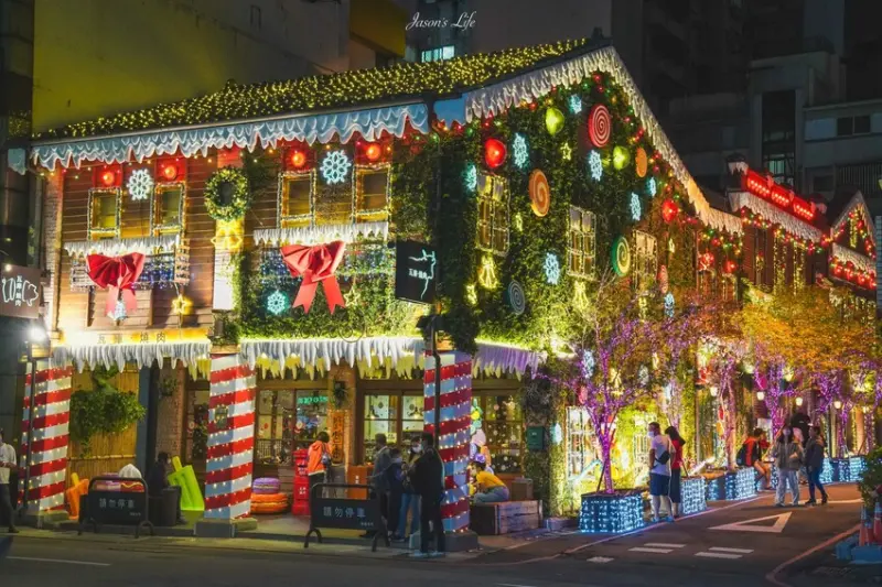 【台中中區｜景點】瓦庫燒肉 WOW COOL。2022年聖誕節最新作品，打造超大薑餅屋，免費供旅客拍照