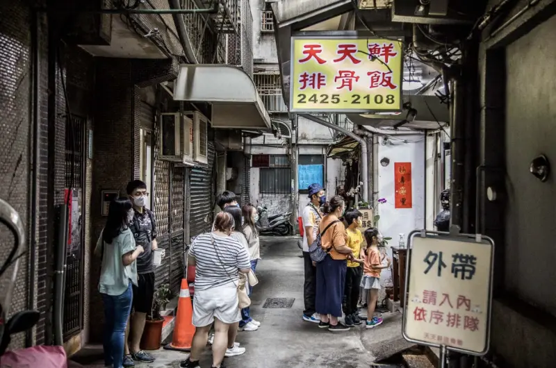 天天鮮排骨飯｜很油、很香、很多人！隱身巷弄內的超高人氣排骨飯