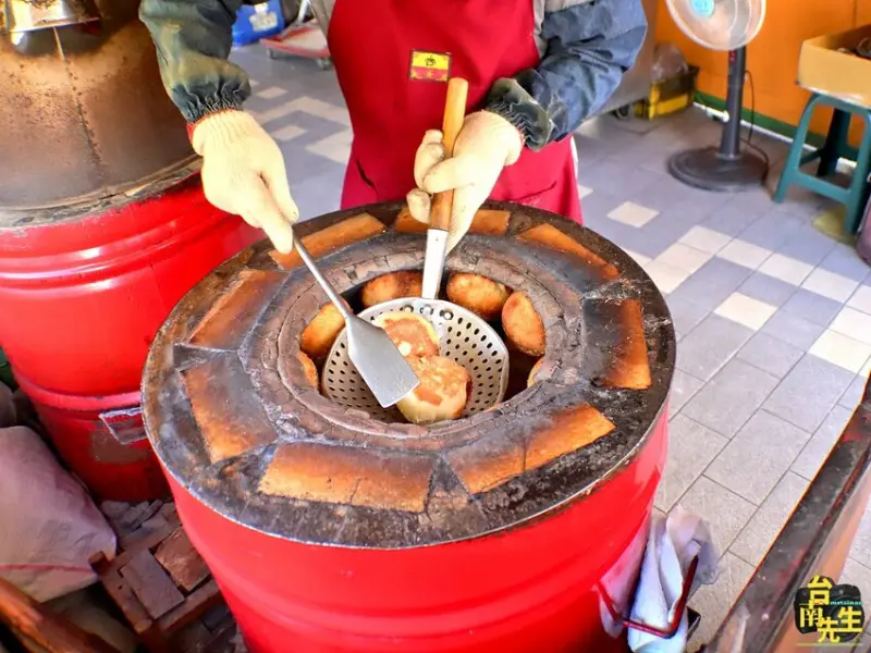 台南胡椒餅／木炭烘烤飄香30多年／每日限量晚來買不到／當天現做現烤不賣隔夜貨／選用當天現宰新鮮豬肉／在地人從小吃到大