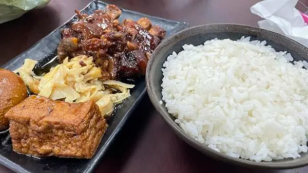 桃園中壢-多樣化豬腳飯，讓人吃了安心-紅鼻子極品豬腳（火雞肉飯）總店