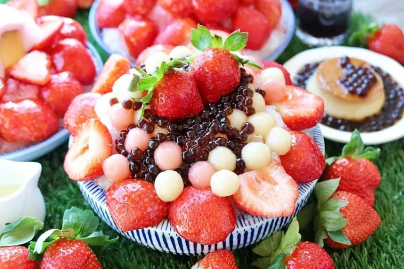 台南草莓冰【南泉冰菓室】安平懷舊風冰果室，季節限定浮誇系草莓冰好吃又好拍IG打卡美食♥台南安平美食|台南冰店|台南美食|台南甜點