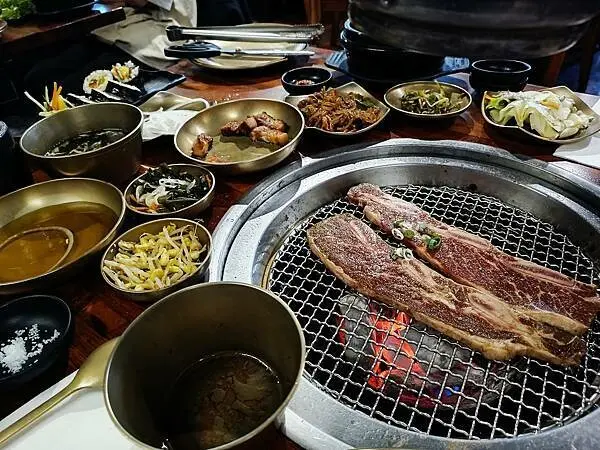 台北市信義區使用皇室器皿、以橡木炭火專人代烤的美味燒肉【Meat Love橡木炭火韓國烤肉】台北韓式燒肉推薦
