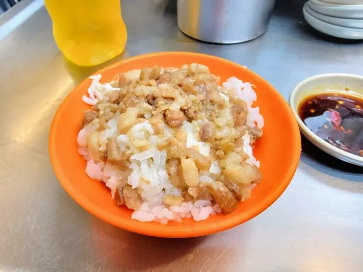 [食]基隆 深夜有好食 基隆廟口10攤 雞肉絲飯 來碗雞絲肉飯搭配熱湯 沾上特製沾醬 簡簡單單的好滋味