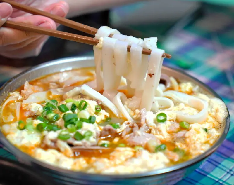 ▲桃園龍岡忠貞市場米干必吃推薦：忠貞眷村口米干 麻辣滷味，店內座位區充滿充滿眷村風情 /大口 提供、WalkerLand窩客島整理