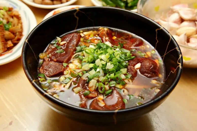 新北市新莊區阿忠牛肉麵｜內牛滿麵！熬到天荒地老香醇牛骨湯+滿滿像牛排的牛肉