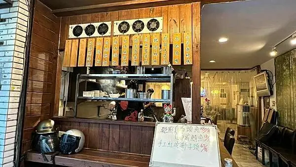 行天宮巷弄美食｜眷村家鄉味小吃｜滿滿膠原蛋白的膠質大骨湯【台北市中山區】迎客松小吃店