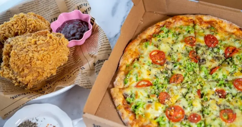 網路好評4.5星的手工pizza炸雞店！炸雞不輸拿波里好吃到連手指都不放過！鮮嫩紙包雞肉質嫩到不行，內行人都會這樣訂才不用等太久...