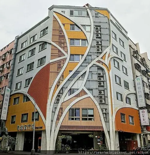 [台中住宿推薦]綠宿行旅--公設篇│全台獨創20米高心之光牆，可以放煙火、秀恩愛│盎然綠意，讓你在城市裡也可以大口森呼吸│巧思處處，驚喜連連，讓你六感都滿足│