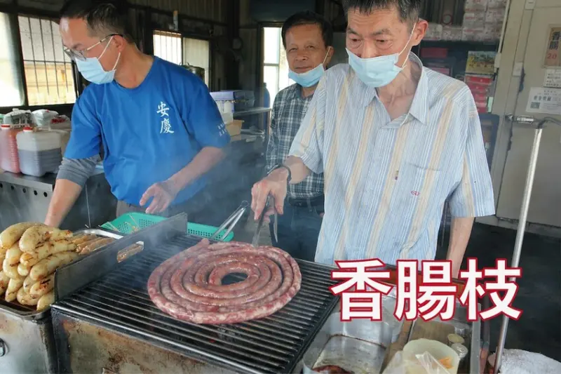 吃。台南美食｜安南區。「香腸枝」飄香超過一甲子烤香腸店，純手工自製古早味香腸，大腸包小腸一組僅要35元