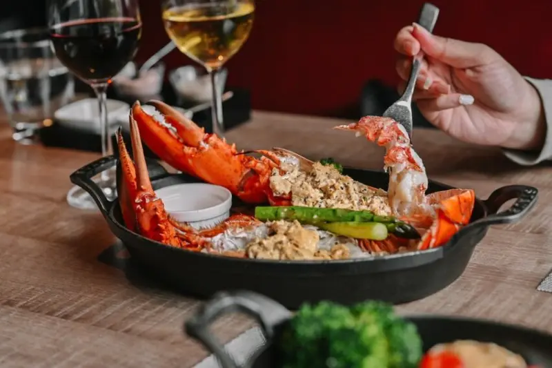 超高規格餐酒館，商業午餐$299起，龍蝦買一送一，紅白酒買一送一，營業至凌晨三四點可看101夜景煙火，約會好去處！