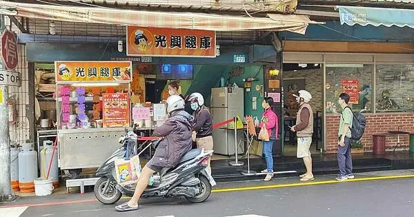 【三重美食】光興腿庫｜還沒有用餐時間就大排長龍的腿庫飯
