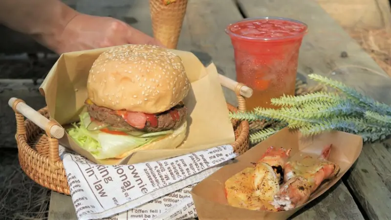 【台南美食】奇遇餐車 - 奇美食品幸福工廠~浮誇系超大純牛大漢堡~炙烤大蝦起司味十足