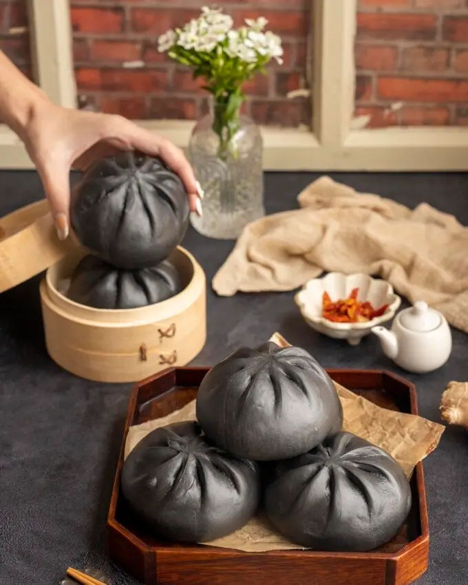 奇美食品 松露和牛黑金包｜包子界的精品！頂級的和牛、黑松露入餡，黑金奢華怎麼拍都浮誇～ · 算命的說我很愛吃