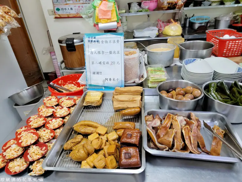 ▲桃園龍岡忠貞市場米干必吃推薦：阿秀米干，也有提供各式滷味 /珍妮佛的花草呢喃 提供、WalkerLand窩客島整理