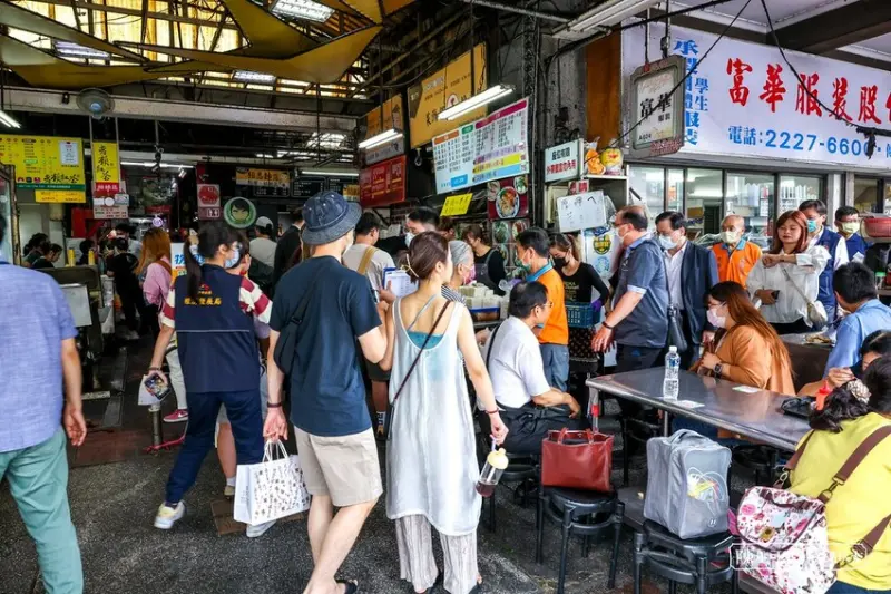 【台中美食】王家菜頭粿糯米腸，台中第二市場排隊小吃推薦