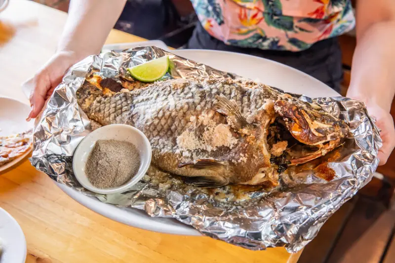 花蓮縣花蓮市娜滋滋烤魚｜沒預約吃不到！超大尾鹽烤魚，七道菜無菜單料理一人350元