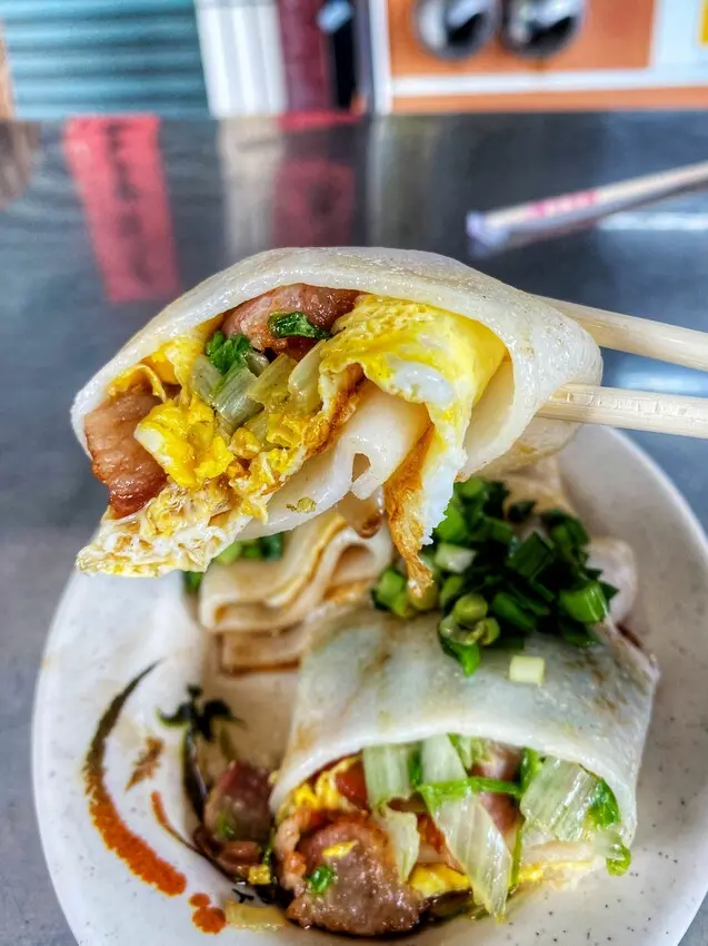 [台中西區] 幸福廚房早午餐｜正宗打拋豬河粉蛋餅｜闆娘自製手工花生米腸｜脆皮蛋餅｜台中必吃隱藏早餐店｜必點鍋貼｜內附菜單 - 萍姐愛分享