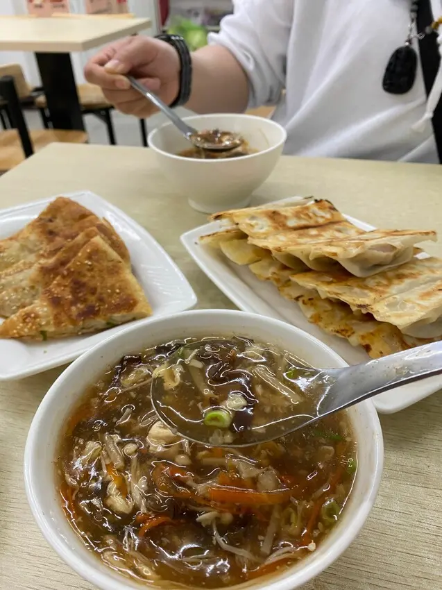 [台中北屯] 鍋中傳奇鍋貼王台中店｜被蔥油餅耽誤的鍋貼店｜料爆多的酸辣湯50有找｜崇德文心捷運站必吃美食｜內附完整菜單 - 萍姐愛分享