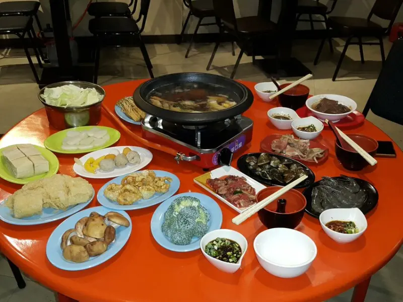 食藝石頭火鍋(台中西區石頭火鍋)最適合朋友間聯繫感情 就是吃石頭火鍋