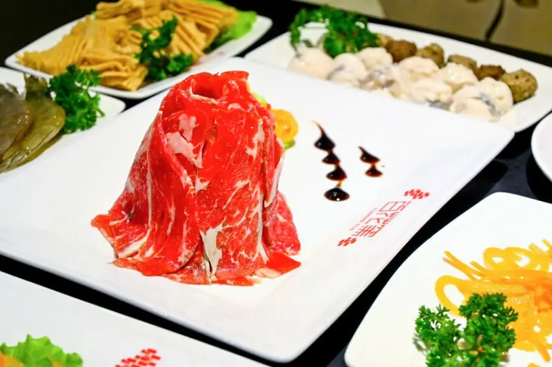 ​​​​新竹百花窯鍋品。在地20年麻辣鍋酸菜白肉鍋，特色川丸子、芋頭丸，聚餐外帶宅配推薦