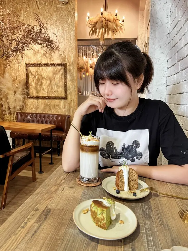 [台中西屯] Frini Cafe' 咖啡手作甜點Ｘ乾燥花Ｘ攝影棚｜超有氛圍感的複合式咖啡廳｜花藝空間｜內附完整菜單 - 萍姐愛分享