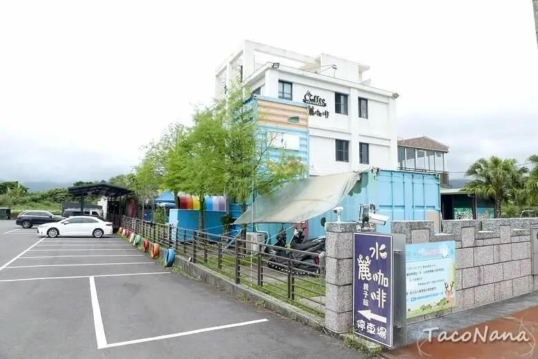 宜蘭礁溪 親子餐廳》水鹿咖啡│來餵水鹿吃草、浣熊、雪貂、超多可愛動物，小火車、沙坑、小型攀岩溜滑梯、盪