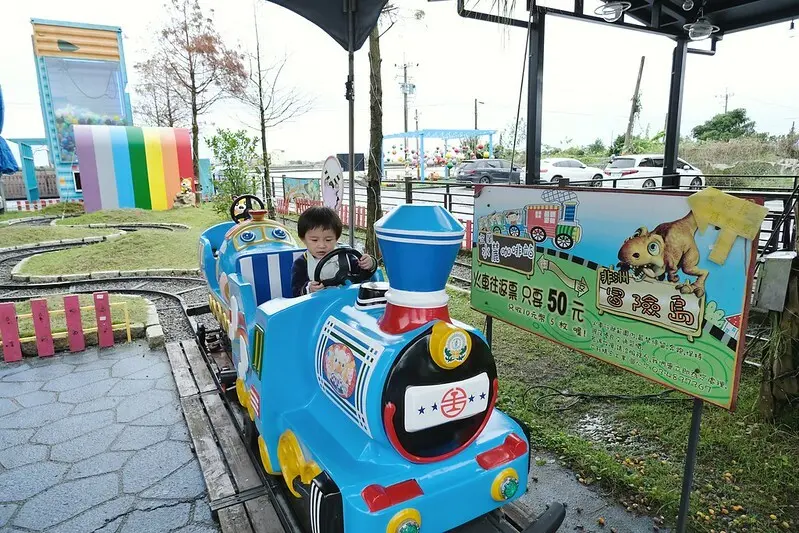 【宜蘭礁溪親子餐廳】水鹿咖啡親子館，餐點多樣化，設有溜滑梯.沙坑.盪鞦韆及小火車，還可近距離餵食小動物喔！