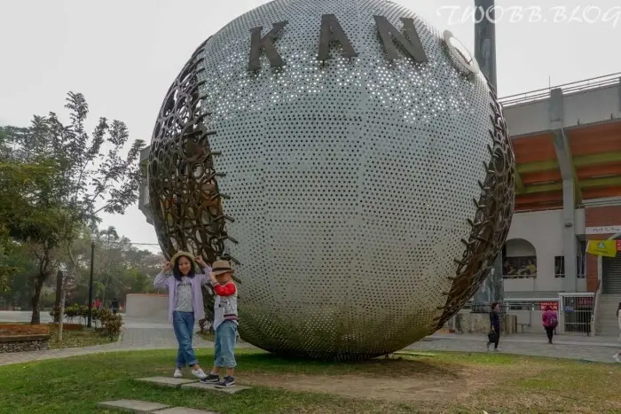 【嘉義景點｜ Kano園區特色公園(嘉義公園)-寬廣的星光溜滑梯，及各種棒球地景，好玩又好拍。