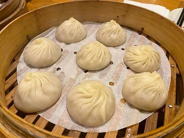 陽明山│康迎鼎湯包：​​​​​​​誰說陽明山只能吃野菜，享受夜晚的寧靜與皮薄多汁的美食│不輸名店的台灣小吃，陽明山版鼎泰豐【附菜單】