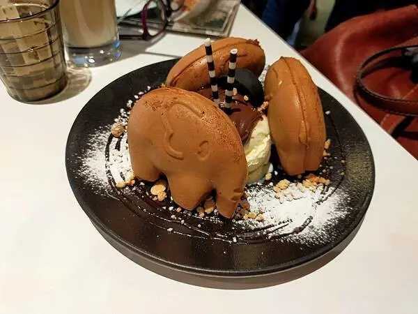 台北象園親子景觀餐廳~捷運文湖線文德站2號出口~碧湖公園正對面~