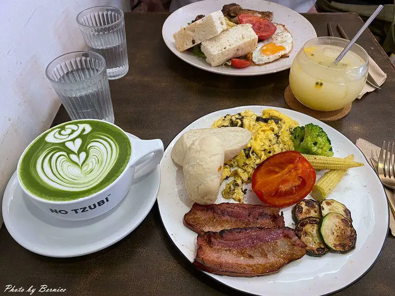 Tzubi coffee趣未商行~早午餐份量不少 水果戚風蛋糕養眼又好吃 熱飲拉花超美 @Bernice的隨手筆記