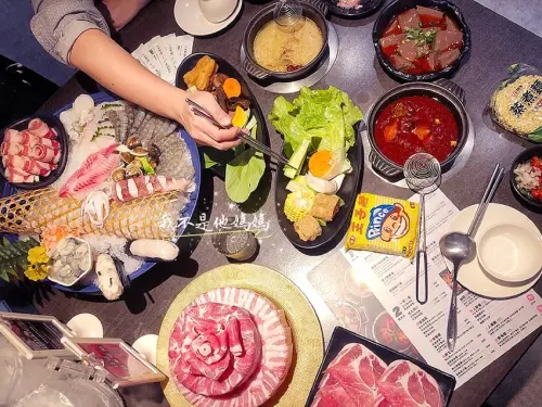 全台最大火鍋集團  最狂排隊名店 肉食族最愛 超強海陸雙絕套餐  爆炒鍋底鮮味十足  肉多多三重重新店插旗  捷運台北橋站