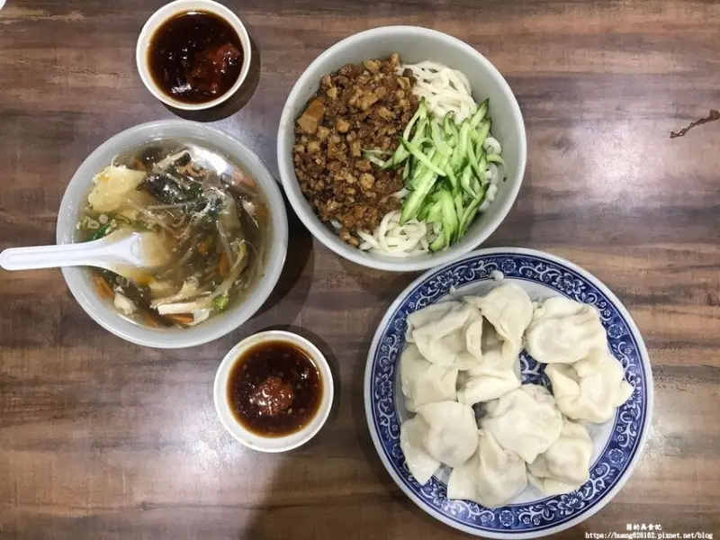 【新北三重區】三重水餃推薦『豪季水餃』除了內用,也有宅配服務唷~➡必點蝦仁水餃、炸醬麵~