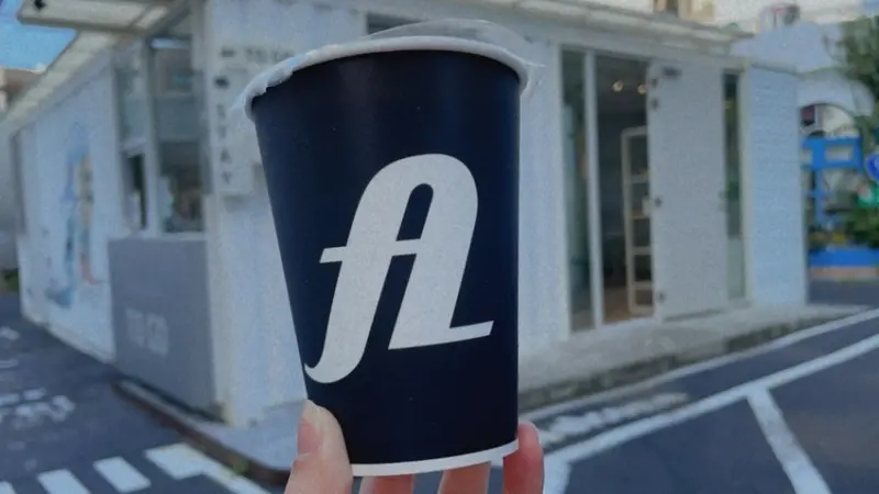 【台南 安平區】隱藏在住宅區的ARA Coffee Co極簡風格咖啡 白色貨櫃外觀超好拍