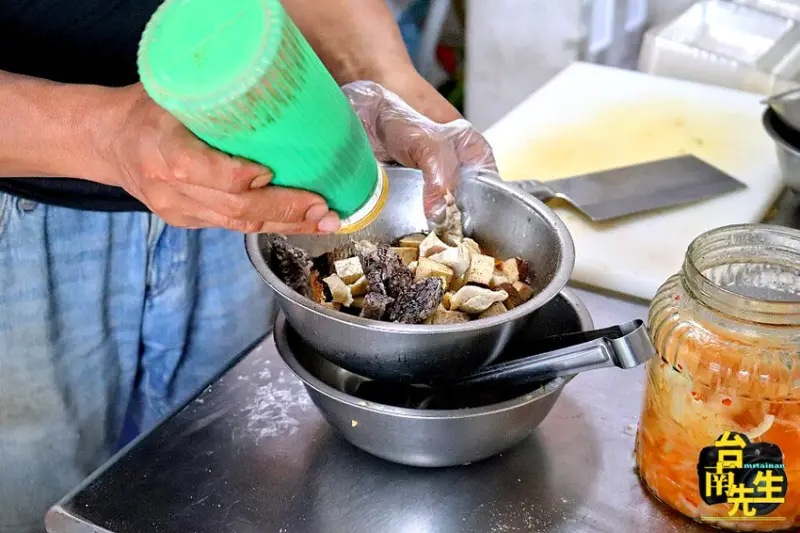 台南鹽水雞／無招牌超低調飄香10多年／限量供應只賣5.5小時／當天備料不賣隔夜貨／獨家配料自製醃洋蔥