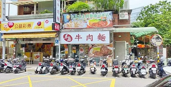 比拳頭還要大塊的牛肉塊做成的牛肉麵！一口塞不下的超大ＳＩＺＥ尺寸，大口大口吃超級滿足，又帶有爽度，是