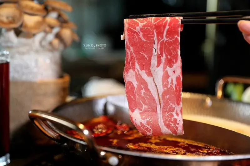 台北市信義區火鍋控新選擇！粵式煲湯「胡椒豬肚雞」當鍋底 細火慢燉濃郁香醇 一吃就愛上｜撈王鍋物料理(台北世貿101站)