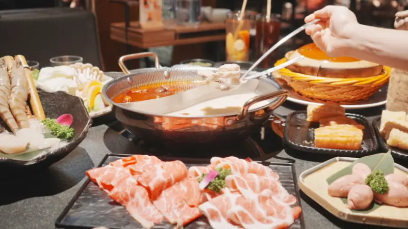 台北市信義區[台北美食] 撈王鍋物料理｜信義高空粵式火鍋｜高CP海陸雙饗套餐＋胡椒豬肚雞