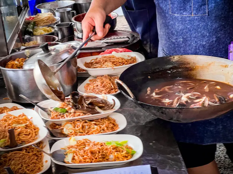 台南市東區用餐時間總是大排長龍，鱔魚意麵霸主之一！城門邊老字號炒鱔魚意麵