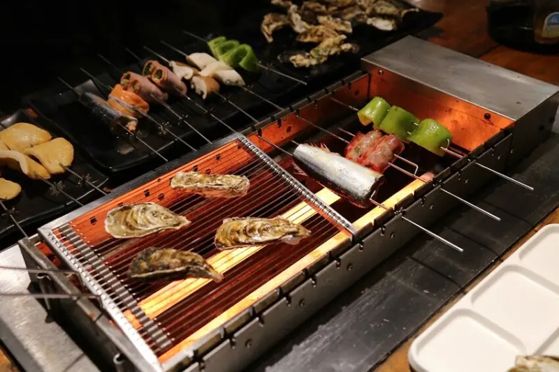 台南安平的半露天戶外燒烤餐廳/全自動烤肉架超方便.坐著等吃就好