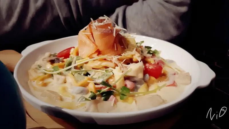 [台北信義]Hërs biströ 她/的餐酒。天藍色冰沙。玫鮭花兒彩虹義大利麵。超美的抹茶提拉米蘇。