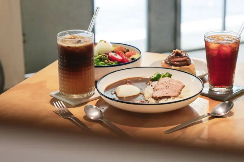 【休習日Z Day Cafe】生活就要不慌不忙，給自己一個休習時間吧！品味人氣「蜂狂肉桂捲、烤布丁」／冰釀咖啡／舒肥豬咖哩飯