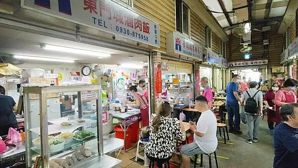 市場裡美食～１碗３０元米粉湯，米粉裝的滿滿滿，都已經超出碗的平面，非常尖挺，不需要點其它東西就可以吃