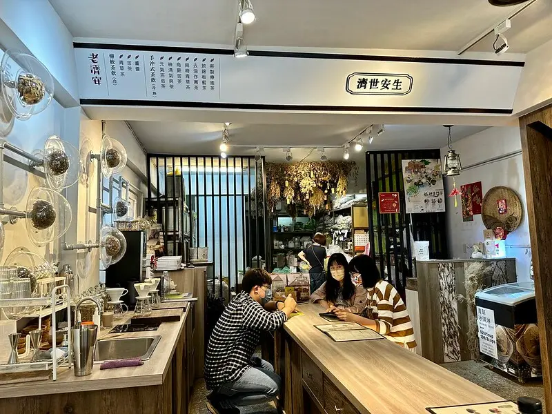 【台灣，台北市，萬華區】老濟安(Healing Herbar）顛覆想像的青草店，變身成了文青風十足的手沖茶吧。（萬華茶店，萬華伴手禮）
